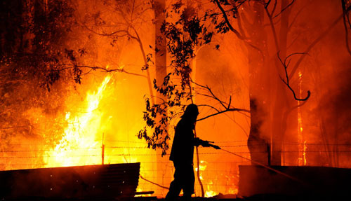 pompier-eteignant-feu-australie