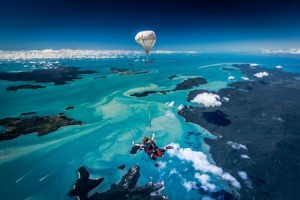 parachute au dessus de la grande barrière de corail